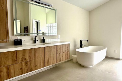 Снять в аренду виллу или дом в Пальметто-Бей, Флорида 4 спальни, 347.36м2, № 2060610 - фото 14