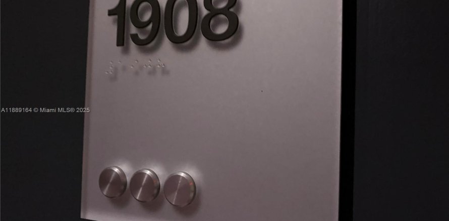 Кондоминиум с 1 спальней в Майами, Флорида № 1944088