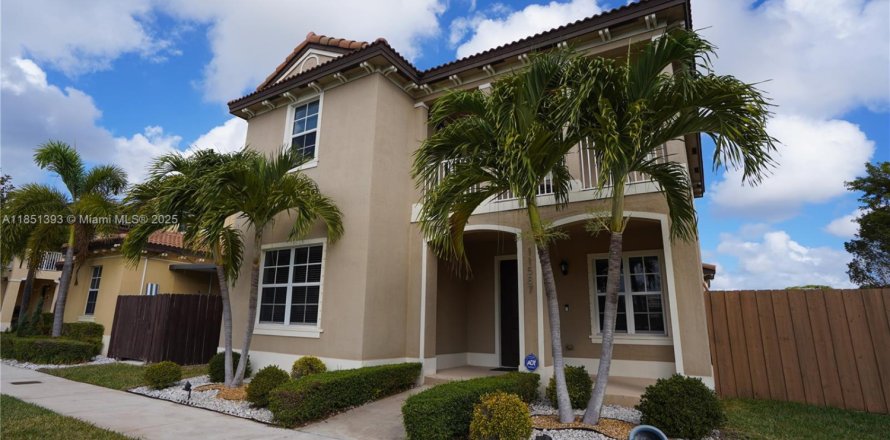 House in Homestead, Florida 4 bedrooms, 276.11 sq.m. № 1858667