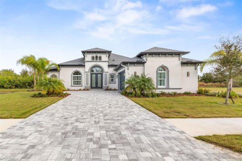 House in Palm Coast, Florida 4 bedrooms, 241.73 sq.m. № 1733124 - photo 1