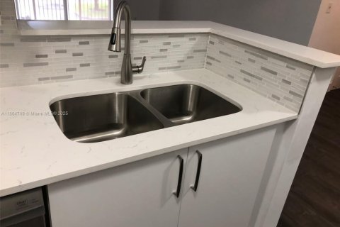 Condominio en venta en Pembroke Pines, Florida, 1 dormitorio, 64.1 m2 № 1957675 - foto 9