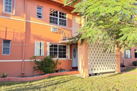 Condo in Miami, Florida, 2 bedrooms  № 2081112 - photo 2