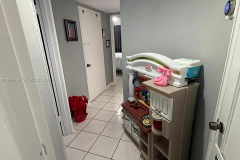 Condo in Miami, Florida, 2 bedrooms  № 2081112 - photo 11
