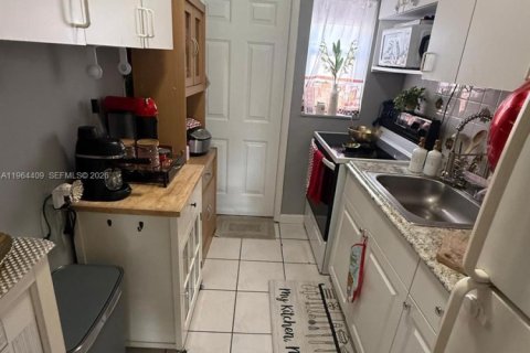 Condo in Miami, Florida, 2 bedrooms  № 2081112 - photo 5