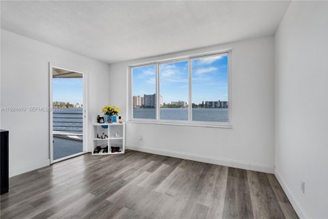 Condominio en venta en Miami, Florida, 1 dormitorio, 77.11 m2 № 1982912 - foto 5