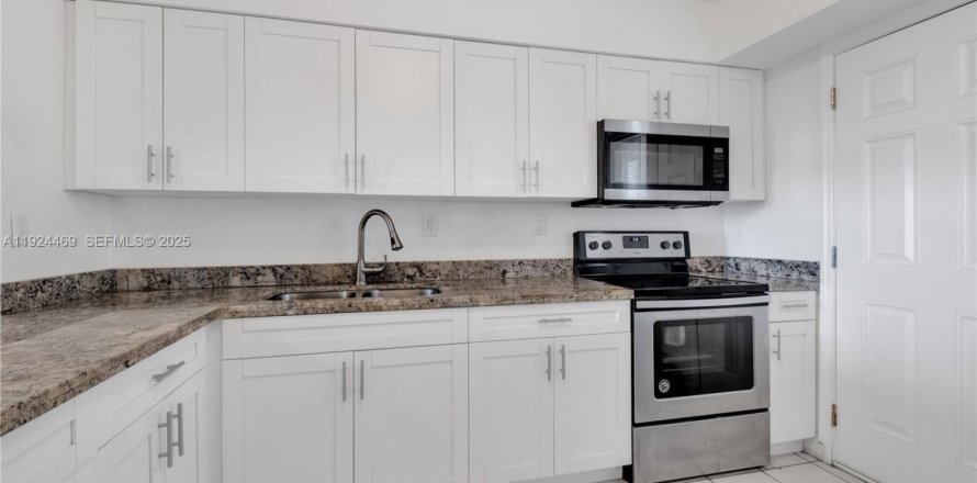 Condominio en Miami, Florida, 1 dormitorio № 1982912