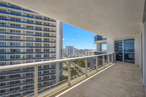 Condo in Hallandale Beach, Florida, 3 bedrooms  № 2145701 - photo 25