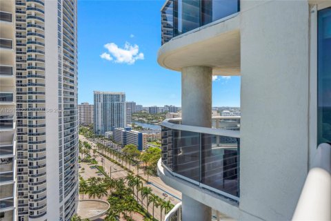 Condo in Hallandale Beach, Florida, 3 bedrooms  № 2145701 - photo 26