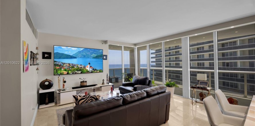 Condo in Hallandale Beach, Florida, 3 bedrooms  № 2145701