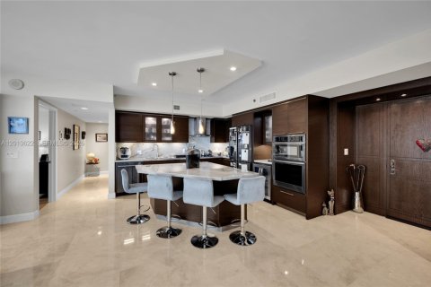 Condo in Hallandale Beach, Florida, 3 bedrooms  № 2145701 - photo 9