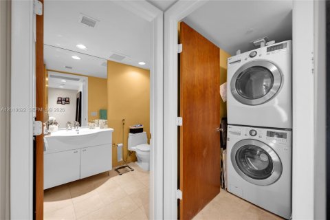 Condo in Hallandale Beach, Florida, 3 bedrooms  № 2145701 - photo 23