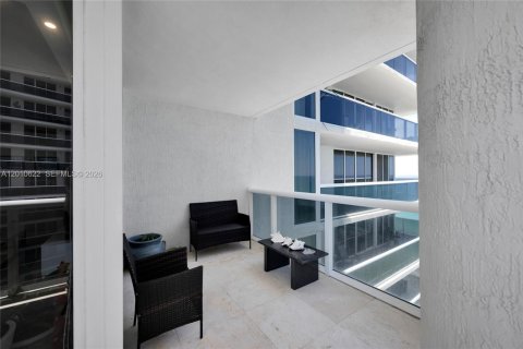 Condo in Hallandale Beach, Florida, 3 bedrooms  № 2145701 - photo 24