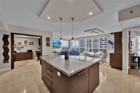 Condo in Hallandale Beach, Florida, 3 bedrooms  № 2145701 - photo 11