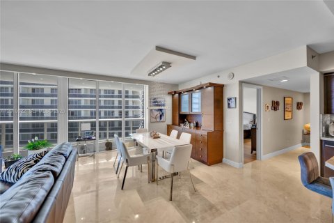 Condo in Hallandale Beach, Florida, 3 bedrooms  № 2145701 - photo 6