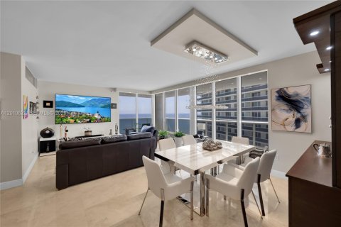 Condo in Hallandale Beach, Florida, 3 bedrooms  № 2145701 - photo 5