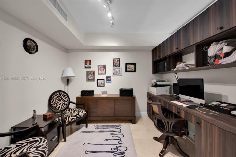 Condo in Hallandale Beach, Florida, 3 bedrooms  № 2145701 - photo 21