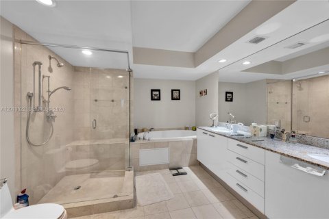 Condo in Hallandale Beach, Florida, 3 bedrooms  № 2145701 - photo 19