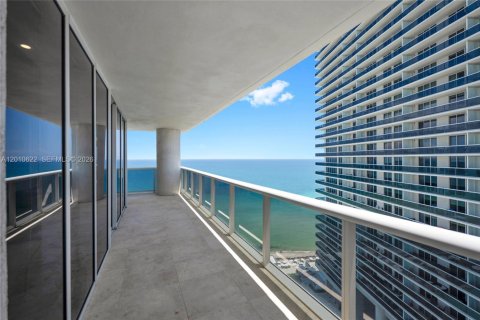 Condo in Hallandale Beach, Florida, 3 bedrooms  № 2145701 - photo 29