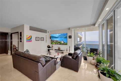 Condo in Hallandale Beach, Florida, 3 bedrooms  № 2145701 - photo 2