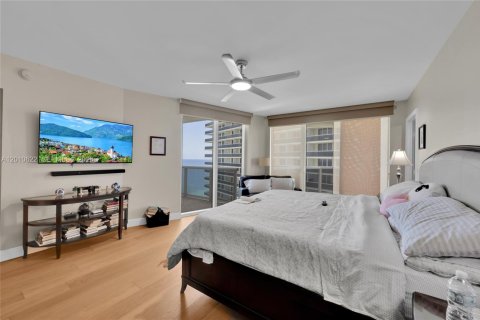 Condo in Hallandale Beach, Florida, 3 bedrooms  № 2145701 - photo 16