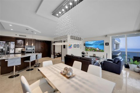Condo in Hallandale Beach, Florida, 3 bedrooms  № 2145701 - photo 4