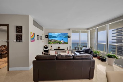 Condo in Hallandale Beach, Florida, 3 bedrooms  № 2145701 - photo 3