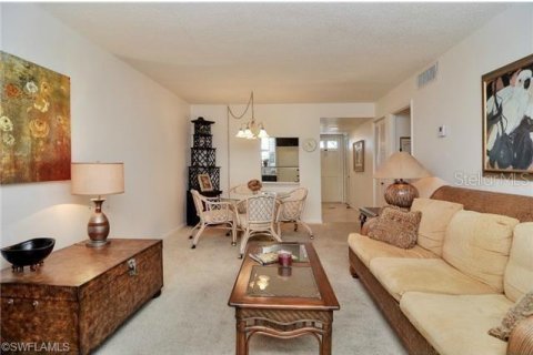 Condo in Naples, Florida, 2 bedrooms  № 1853845 - photo 10