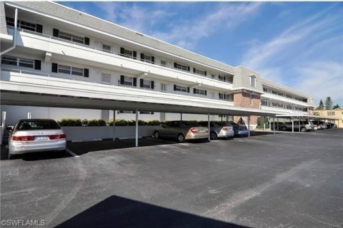 Condo in Naples, Florida, 2 bedrooms  № 1853845 - photo 13