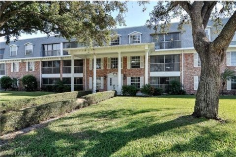 Condo in Naples, Florida, 2 bedrooms  № 1853845 - photo 1