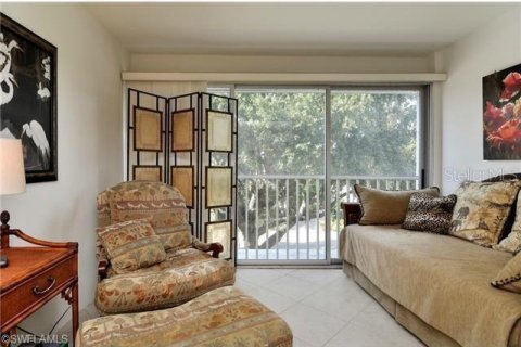 Condo in Naples, Florida, 2 bedrooms  № 1853845 - photo 5