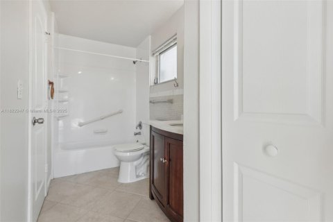 House in Pompano Beach, Florida 4 bedrooms, 170.38 sq.m. № 1783881 - photo 15