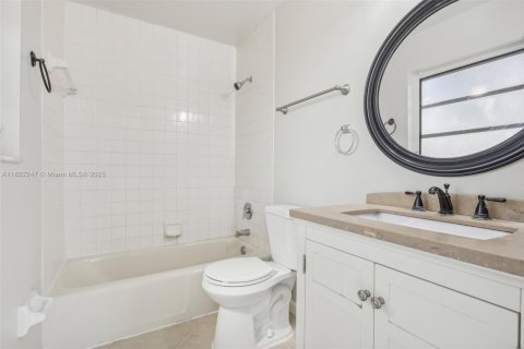 House in Pompano Beach, Florida 4 bedrooms, 170.38 sq.m. № 1783881 - photo 21