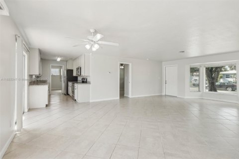House in Pompano Beach, Florida 4 bedrooms, 170.38 sq.m. № 1783881 - photo 9
