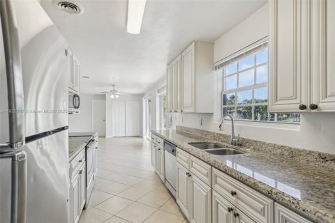 House in Pompano Beach, Florida 4 bedrooms, 170.38 sq.m. № 1783881 - photo 12
