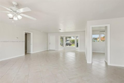 House in Pompano Beach, Florida 4 bedrooms, 170.38 sq.m. № 1783881 - photo 5