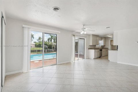 House in Pompano Beach, Florida 4 bedrooms, 170.38 sq.m. № 1783881 - photo 6