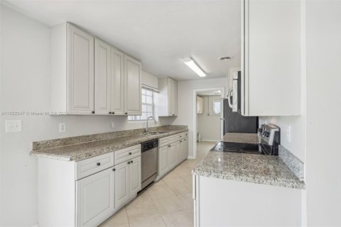 House in Pompano Beach, Florida 4 bedrooms, 170.38 sq.m. № 1783881 - photo 11