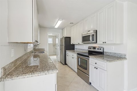 House in Pompano Beach, Florida 4 bedrooms, 170.38 sq.m. № 1783881 - photo 10