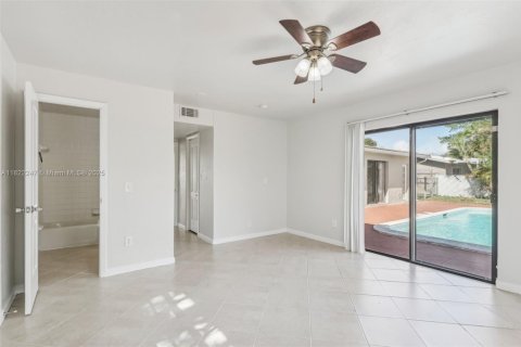 House in Pompano Beach, Florida 4 bedrooms, 170.38 sq.m. № 1783881 - photo 20
