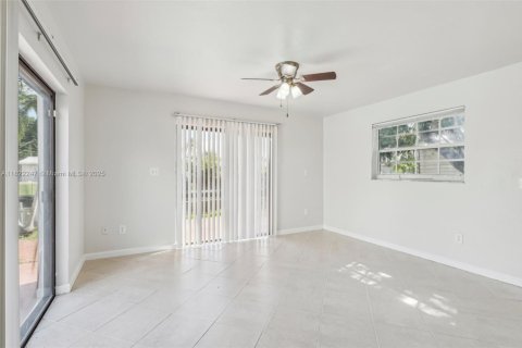 House in Pompano Beach, Florida 4 bedrooms, 170.38 sq.m. № 1783881 - photo 18
