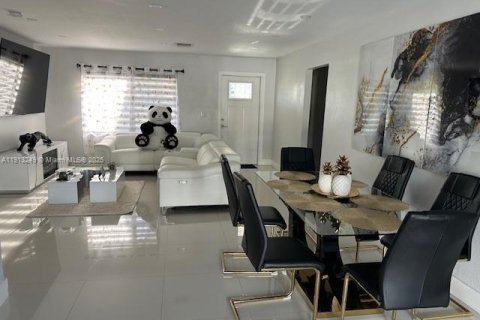 Villa ou maison à louer à Miami, Floride: 5 chambres, 165.18 m2 № 1970934 - photo 5