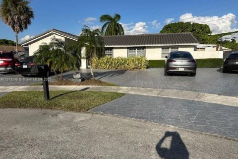 Villa ou maison à louer à Miami, Floride: 5 chambres, 165.18 m2 № 1970934 - photo 9