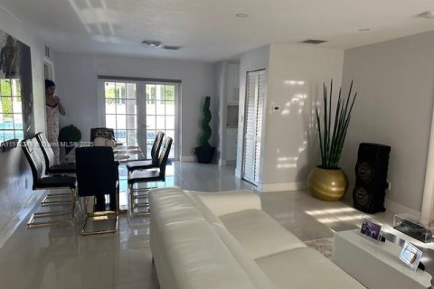 Villa ou maison à louer à Miami, Floride: 5 chambres, 165.18 m2 № 1970934 - photo 3