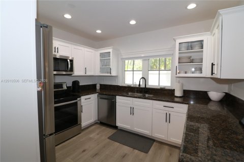 Touwnhouse à louer à Miami, Floride: 3 chambres, 259.38 m2 № 2076069 - photo 13