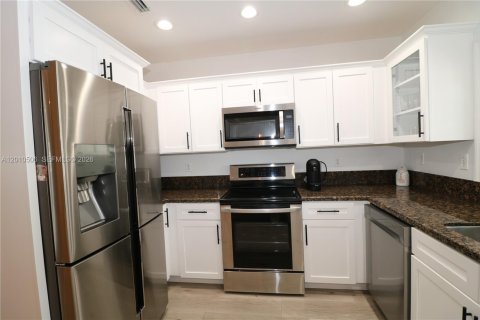 Touwnhouse à louer à Miami, Floride: 3 chambres, 259.38 m2 № 2076069 - photo 15