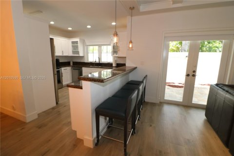 Touwnhouse à louer à Miami, Floride: 3 chambres, 259.38 m2 № 2076069 - photo 12