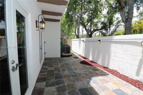 Touwnhouse à louer à Miami, Floride: 3 chambres, 259.38 m2 № 2076069 - photo 21