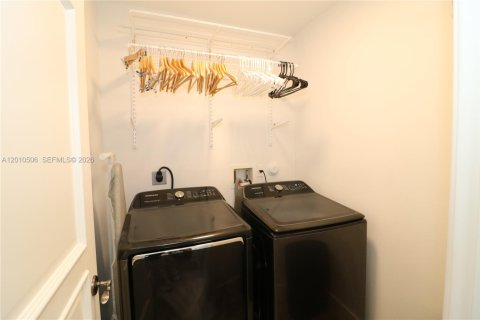 Touwnhouse à louer à Miami, Floride: 3 chambres, 259.38 m2 № 2076069 - photo 25