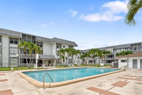 Copropriété à louer à Hialeah, Floride: 2 chambres, 83.8 m2 № 1976968 - photo 5