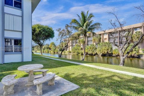 Copropriété à louer à Hialeah, Floride: 2 chambres, 83.8 m2 № 1976968 - photo 1